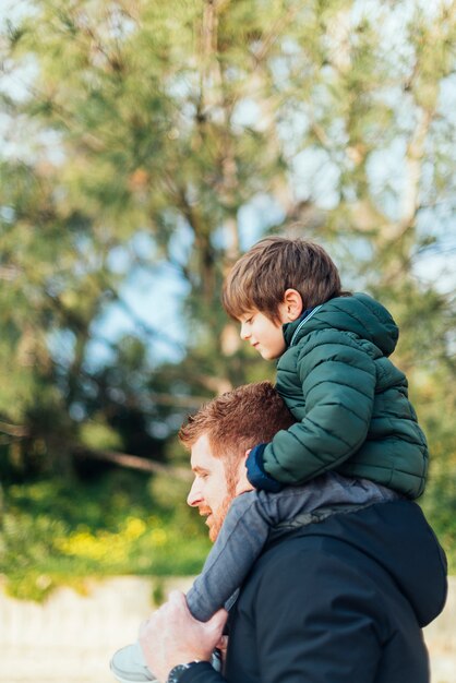 Gratis foto vader met kind in park