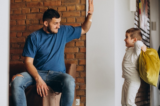 Vader met zijn zoon thuis samen