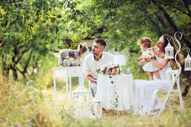 Vader, moeder en dochter samen bij de picknick in de tuin