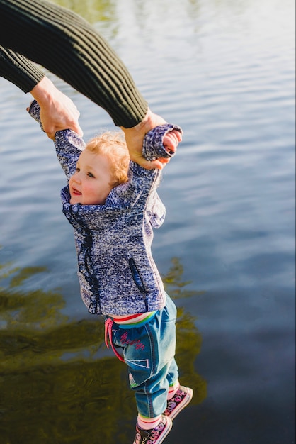 Gratis foto vader speelt met zijn zoon op het meer