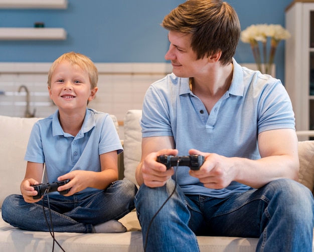 Vader spelen van videogames samen met zoon