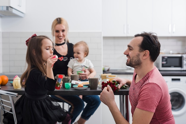 Gratis foto vaderdag genietend van een familieontbijt