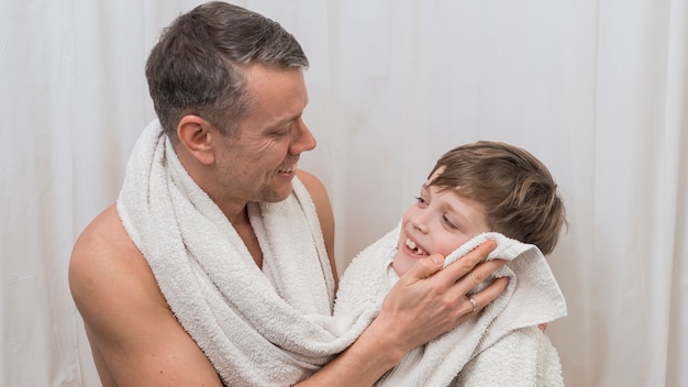 Gratis foto vaderdag vader en zoon wassen zich