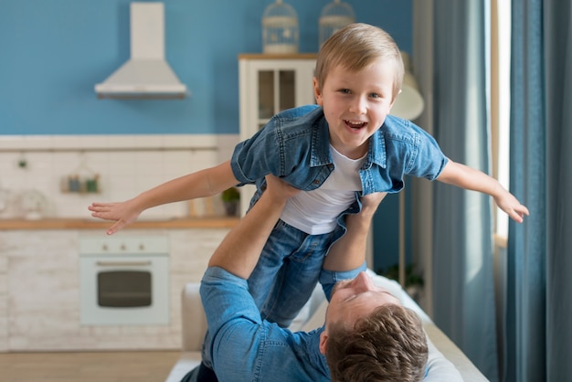 Gratis foto vaderdagvader die de zoon houdt