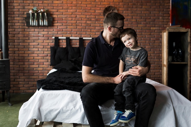 Gratis foto vaders dag concept met vader en zoon op bed