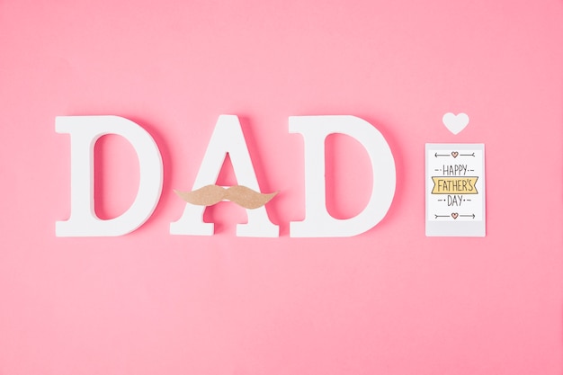 Gratis foto vaders dag samenstelling met letters op roze achtergrond