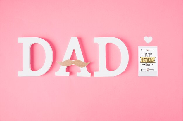 Vaders dag samenstelling met letters op roze achtergrond