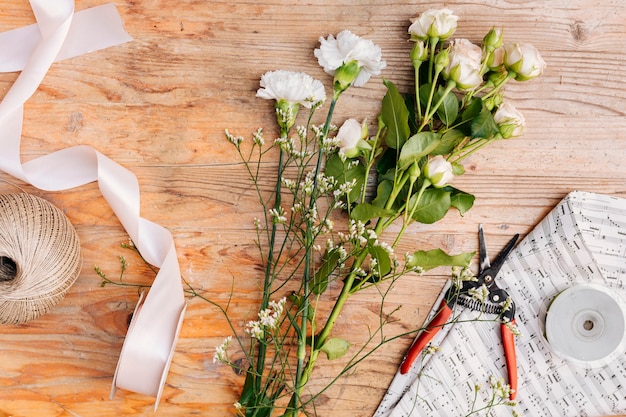 Vage leggen bos bloemen op de tafel