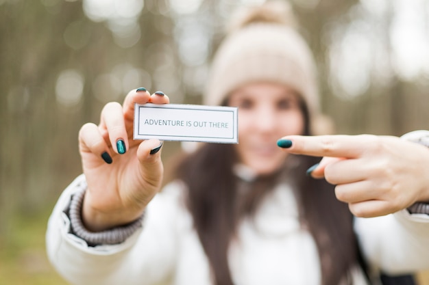 Vage vrouw die op het motiveren van het schrijven richt