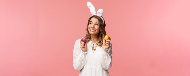 Vakantie lente en feest concept portret van dromerig teder jong blond meisje dat zich gelukkig voelt celebrati