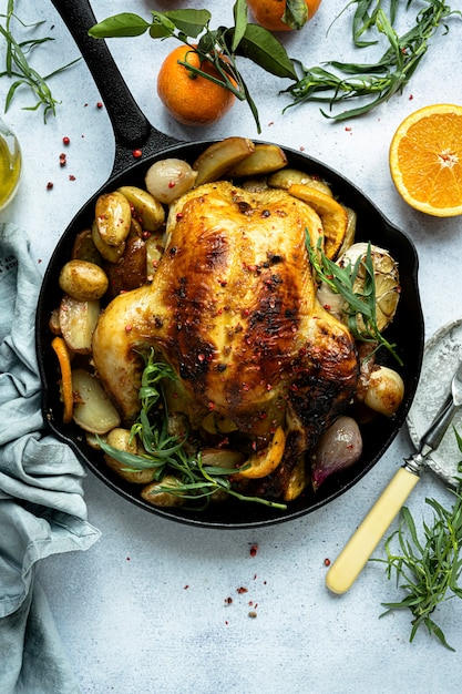 Vakantiediner met geroosterde kip en aardappelen food fotografie