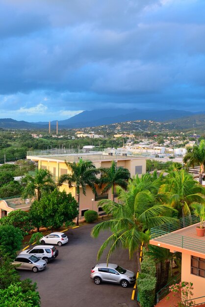 Vakantieoord over berg met mooie kleur in de ochtend in San Juan, Puerto Rico.