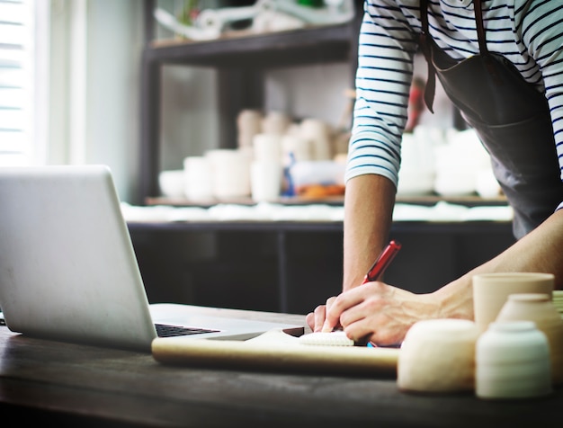 Vakman die Laptop het Concept van de Verbindingstechnologie doorbladeren