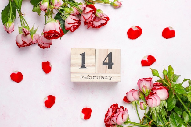 Gratis foto valentijnsdag achtergrond, valentijnsdag kaart met rozen, bovenaanzicht