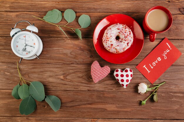 Valentijnsdag decoraties in de buurt van het ontbijt met donut
