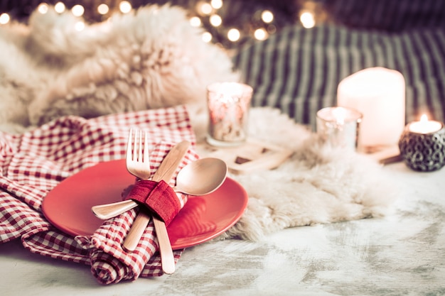 Gratis foto valentijnsdag feestelijk diner op een houten tafel bestek