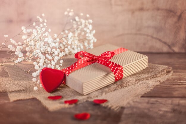 Valentijnsdag geschenk en hart op hout