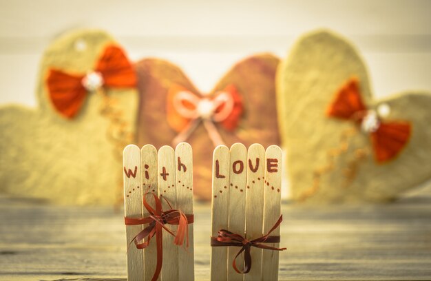 Valentijnsdag liefde inscriptie op kleine houten stokjes met een hart