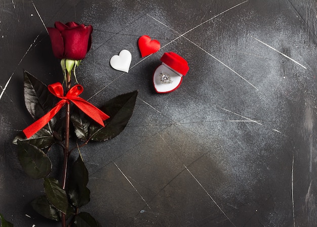 Valentijnsdag met me trouwen trouwring in doos met rode roos geschenk