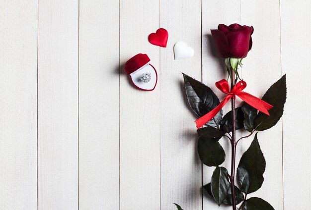 Valentijnsdag met me trouwen trouwring in doos met rode roos geschenk