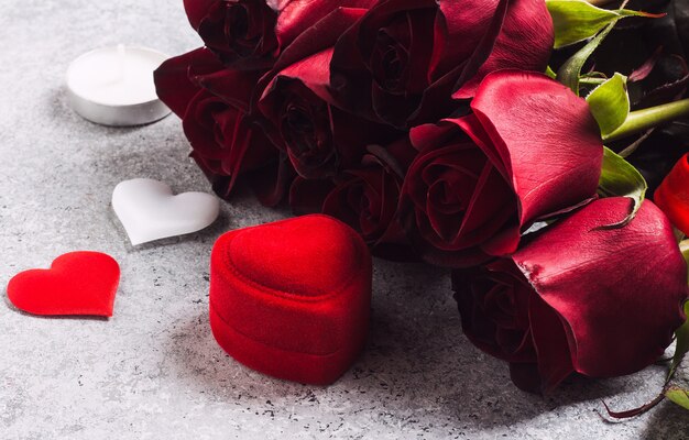 Valentijnsdag met me trouwen verlovingsring doos met rode roos