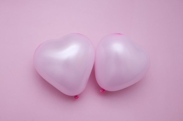 Valentijnsdag plat lag met hartvorm twee ballonnen monochroom roze
