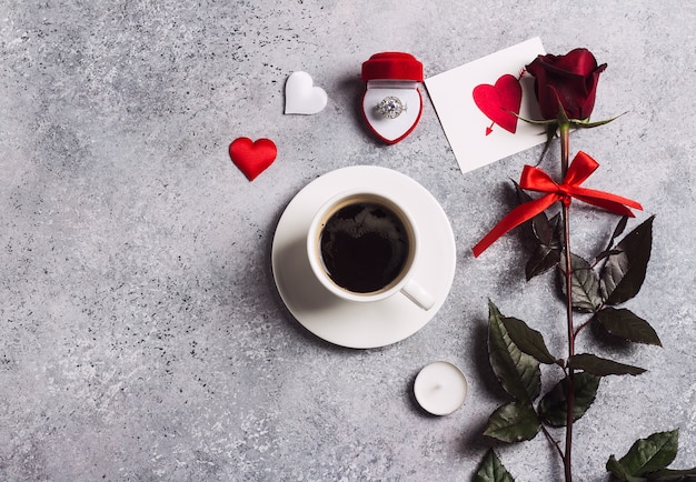 Valentijnsdag romantisch diner tabel met me trouw verlovingsring