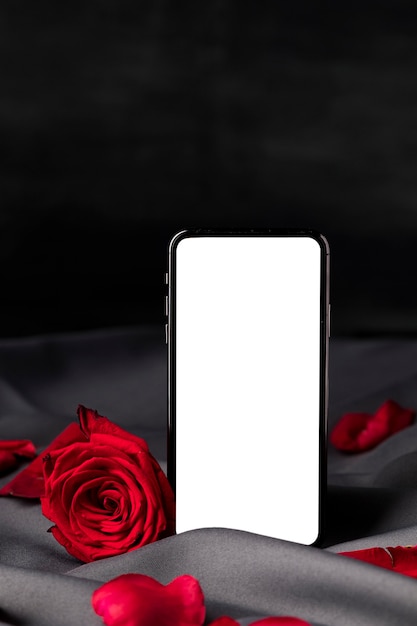 Gratis foto valentijnsdag rozen met smartphone