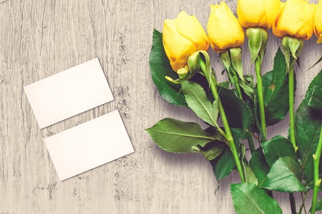 Valentijnsdag samenstelling met roze bloemen en wenskaarten