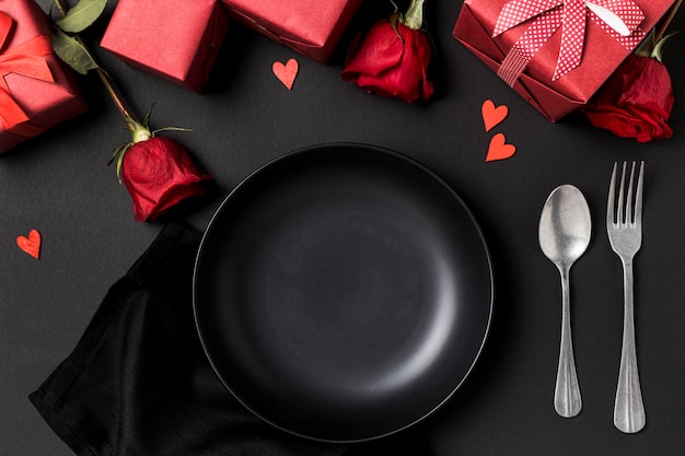 Gratis foto valentijnsdag tafel met rozen en plaat