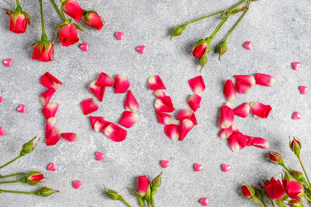 Gratis foto valentijnsdag wenskaart met roze bloemen.