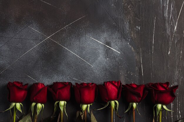 Valentijnsdag womens moederdag rode roos geschenk verrassing op donker