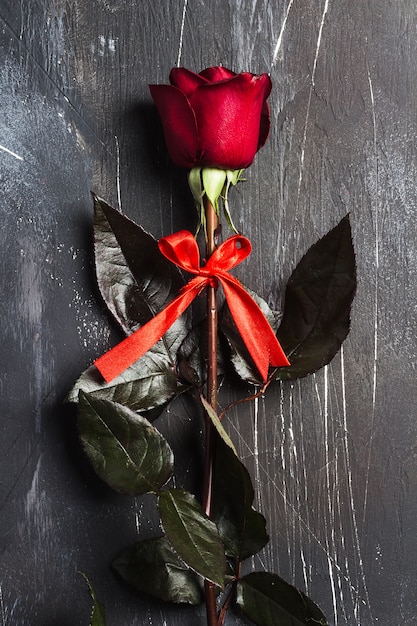 Gratis foto valentijnsdag womens moederdag rode roos geschenk verrassing