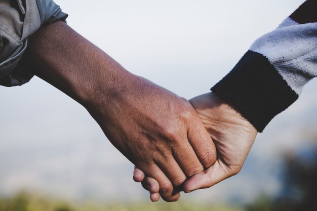 Valentijnsparen die hand in hand lopen, beloofden elkaar liefdevol te verzorgen