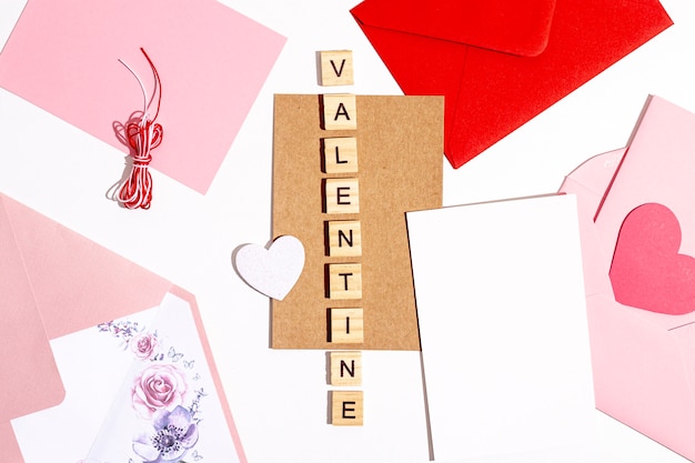 Gratis foto valentines houten letters met enveloppen en harten