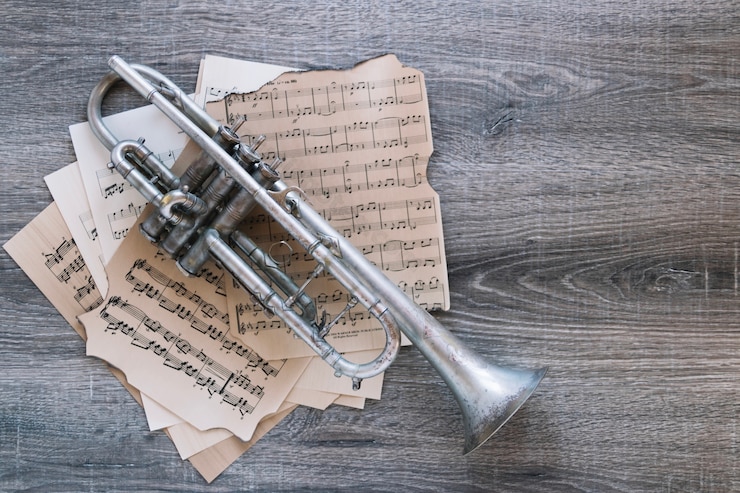 Gratis Foto van boven bladmuziek onder trompet