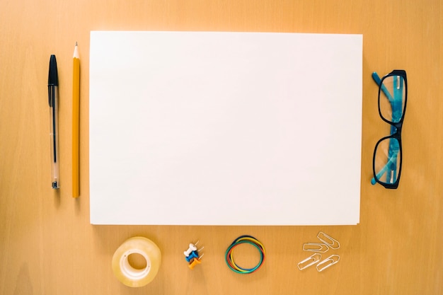 Gratis foto van boven schot van schoolbenodigdheden