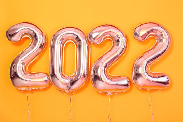 Van bovenaf nummer ballonnen gelukkig nieuwjaar object render ballon met lint gele achtergrond