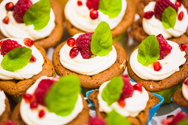 Gratis foto van bovenaf smakelijke muffins