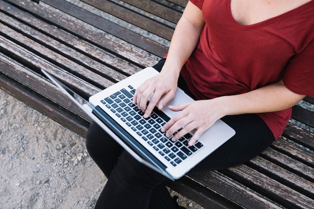 Gratis foto van bovenaf vrouw met laptop op de bank