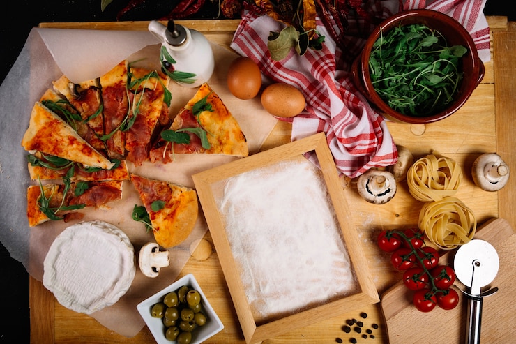 Gratis Foto van bovenafkader dichtbij pizza en ingrediënten