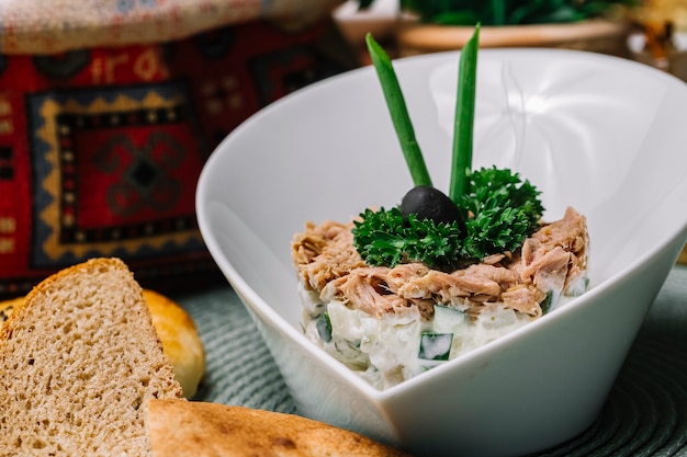 Van de de komkommereieren van de tonijnsalade greens ui en olijf op hoogste zijaanzicht