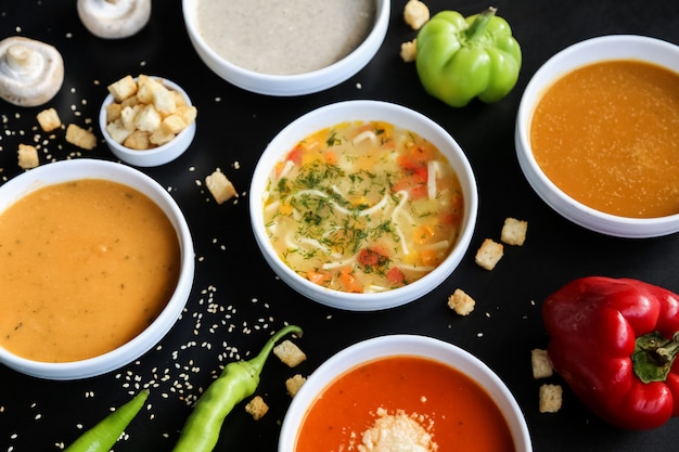 Van de de linzepompoen van de soep het vastgestelde paddestoel van de de tomatenkip zijaanzicht