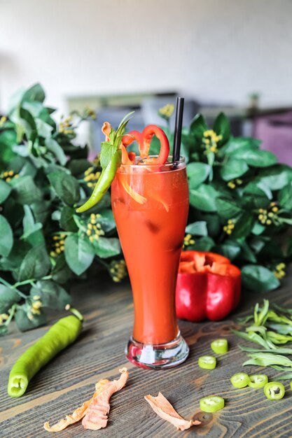 Van de de pepertomaat greensdry fruit van de tomatencocktail het kruidige de munt zijaanzicht