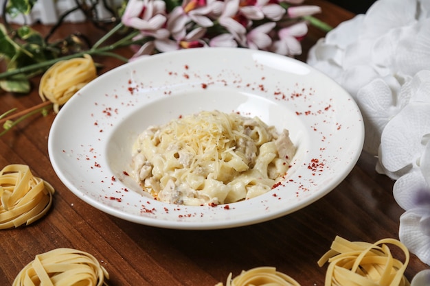 Van de roomkaaskip van deegwarenfettuccini de paddestoelen sumakh zijaanzicht