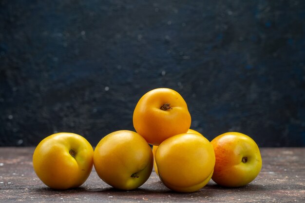 Van dichtbij bekijken zoete zachte abrikozen oranje gekleurd heerlijk zomerfruit op de donkere achtergrond cake fruit vers