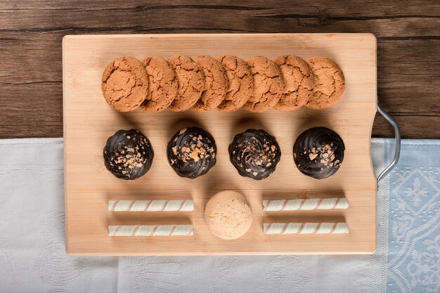 van gemengde koekjes met havermout en chocolade