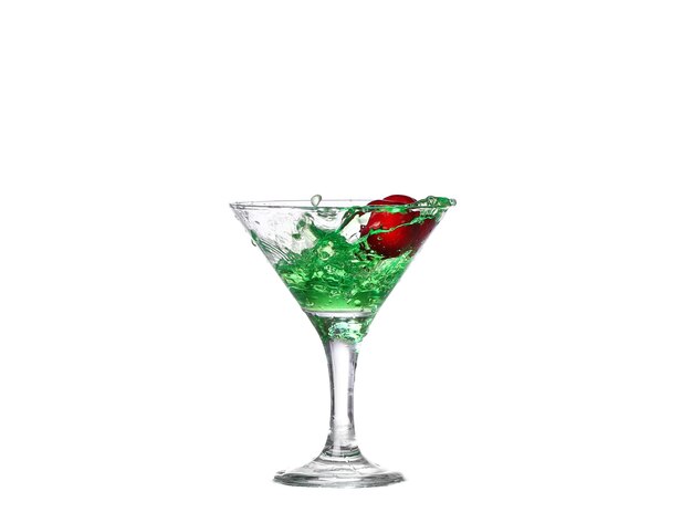 Van groene cocktail met geïsoleerde op witte achtergrond