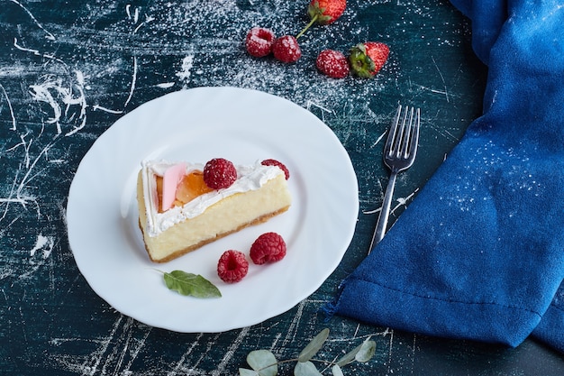 Vanille cheesecake plakjes in een witte plaat.