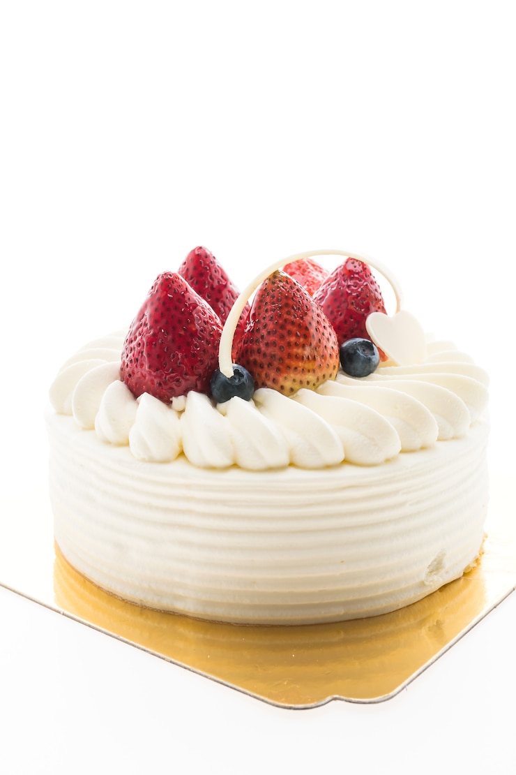 Gratis Foto vanille crème cake met aardbeien bovenop